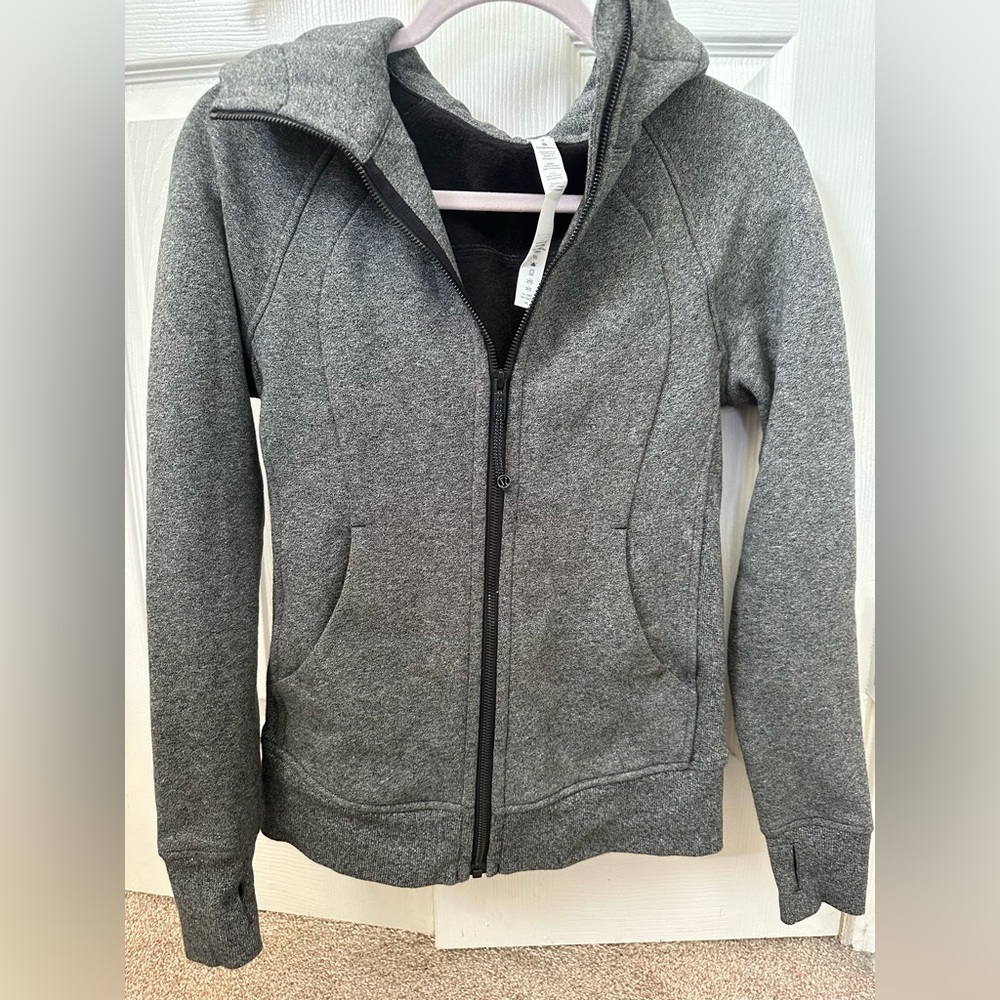 Lululemon Scuba Hoodie size 4 ; smoke free/pet free. Barely worn like 5 times.